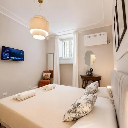 Golden Retreat Apartment Rom